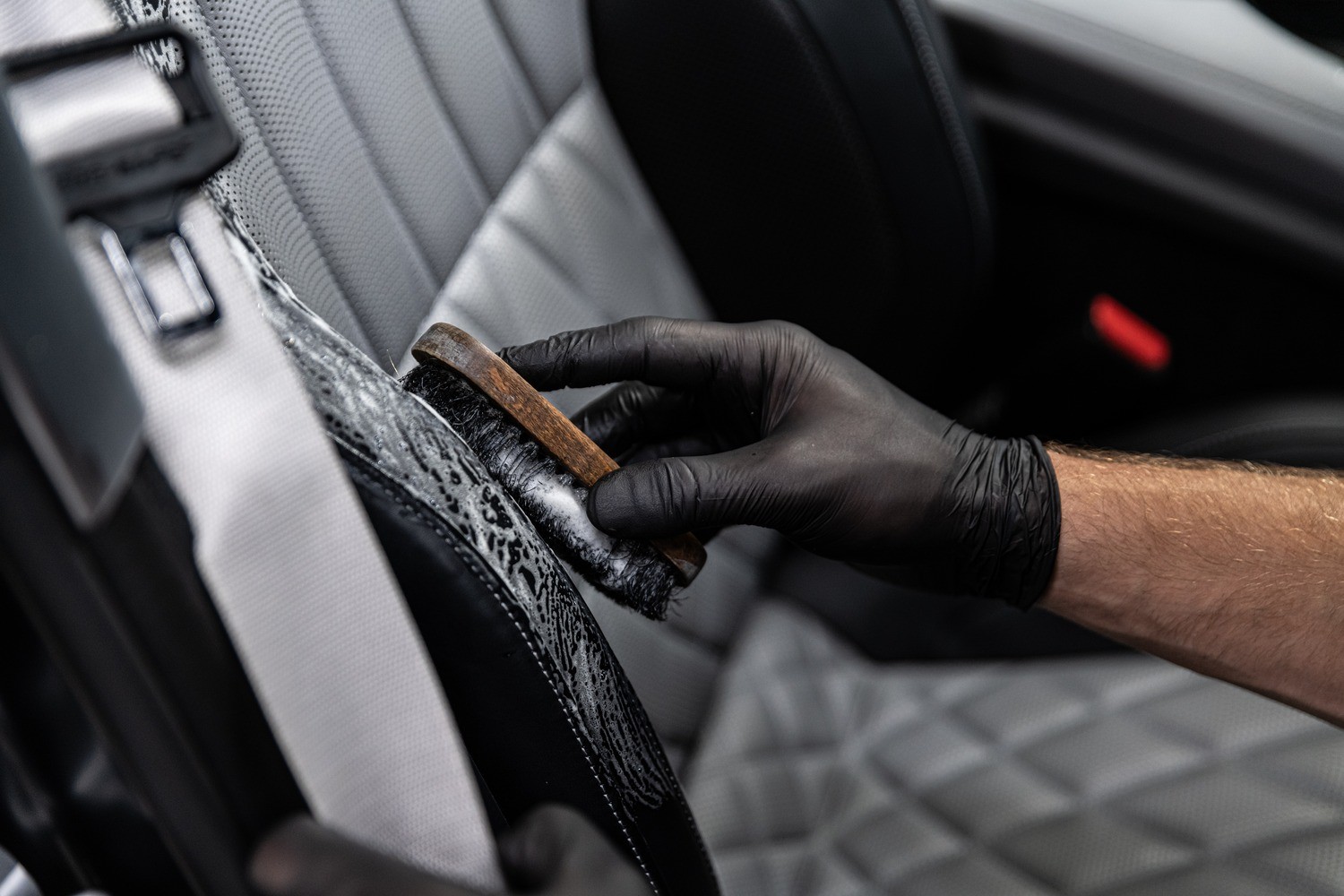 Come evitare l’usura precoce degli interni auto.jpg